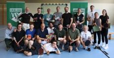 Nach dem Turnier: Jeder mit seinem Preis und Pokal in der Hand 